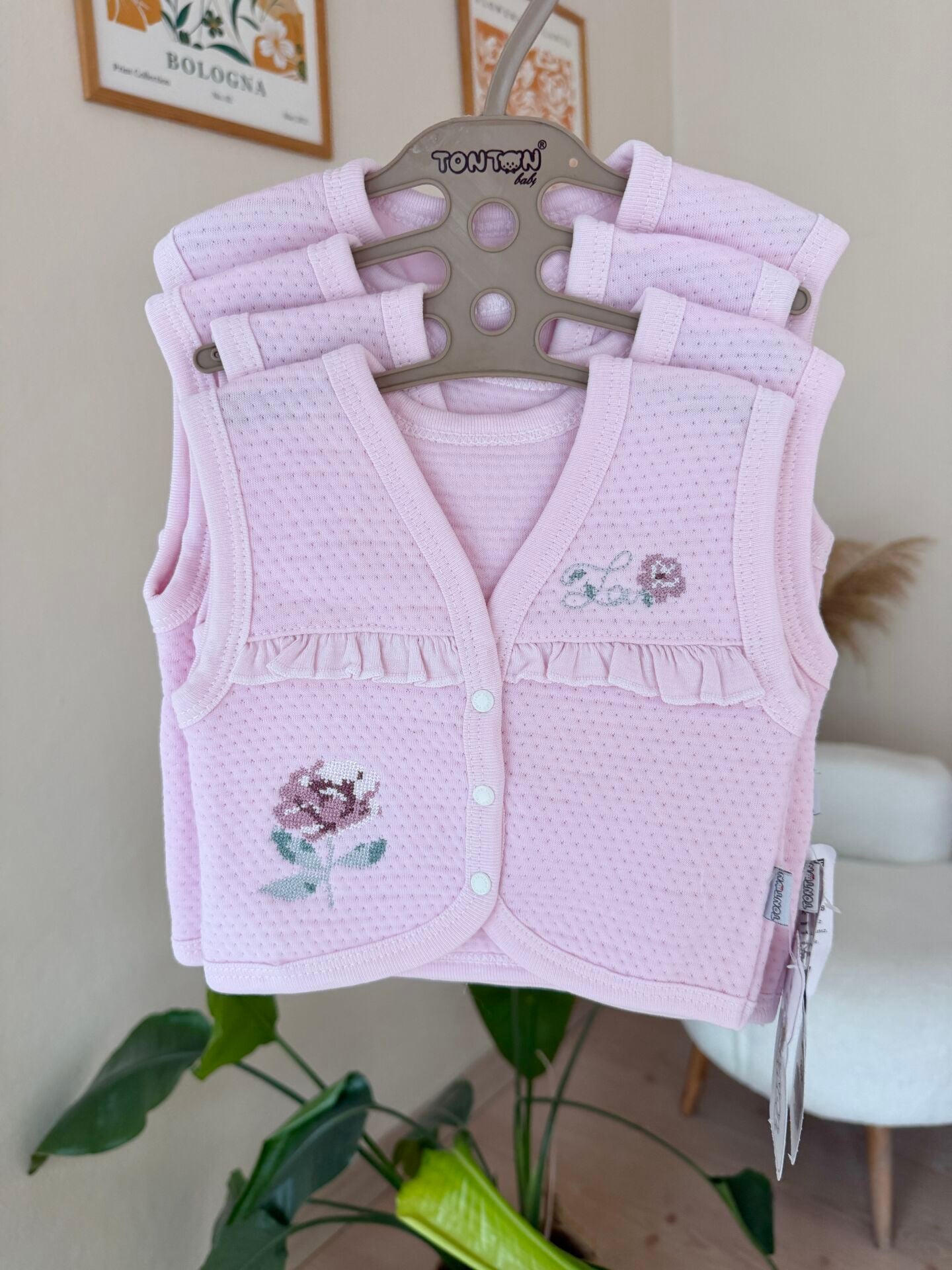 Pembe gül nakışlı kapitone yelek
