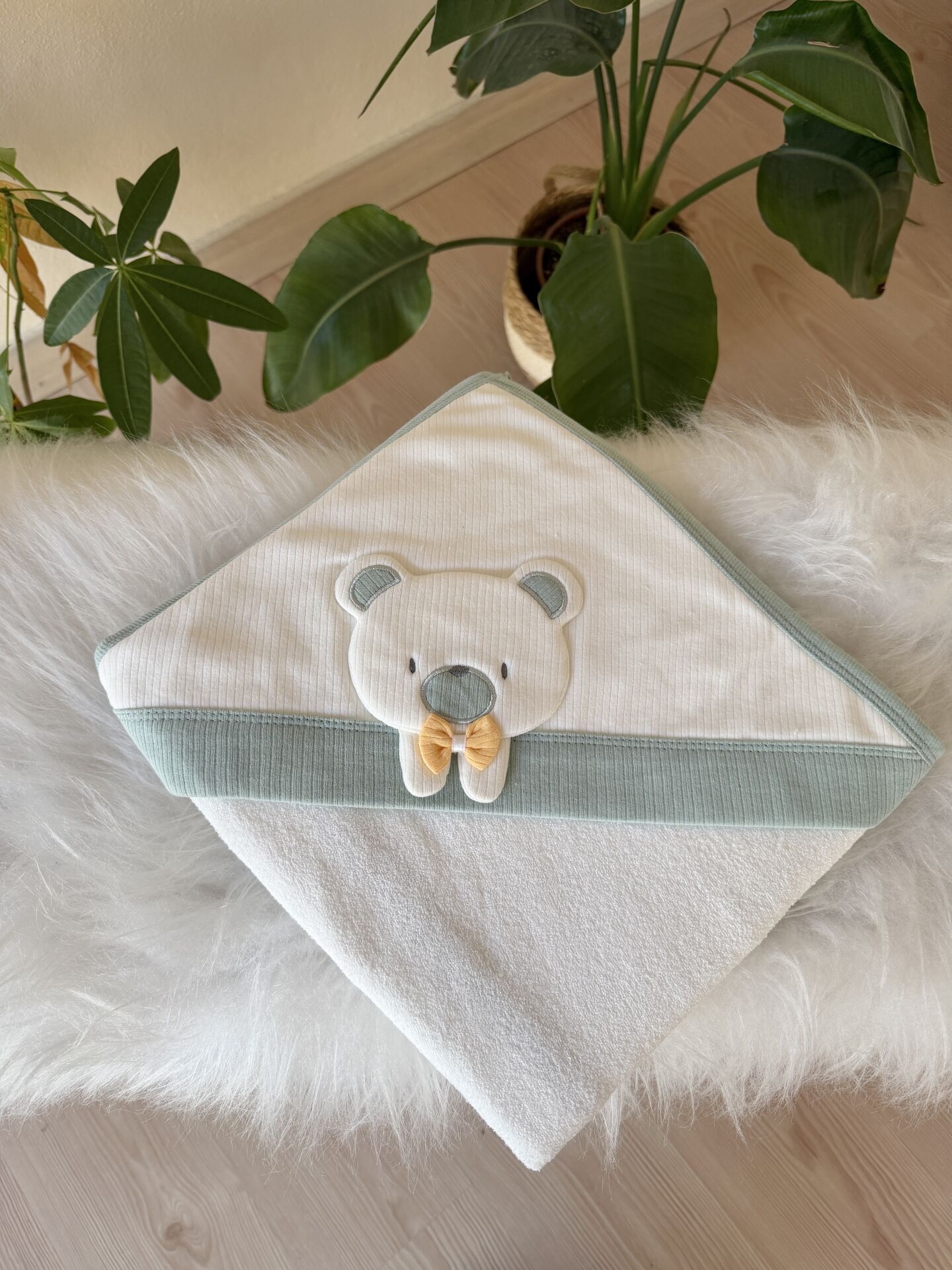 Yeşil ayıcıklı havlu