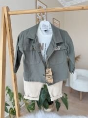 Yeşil gömlekli 3’lü takım