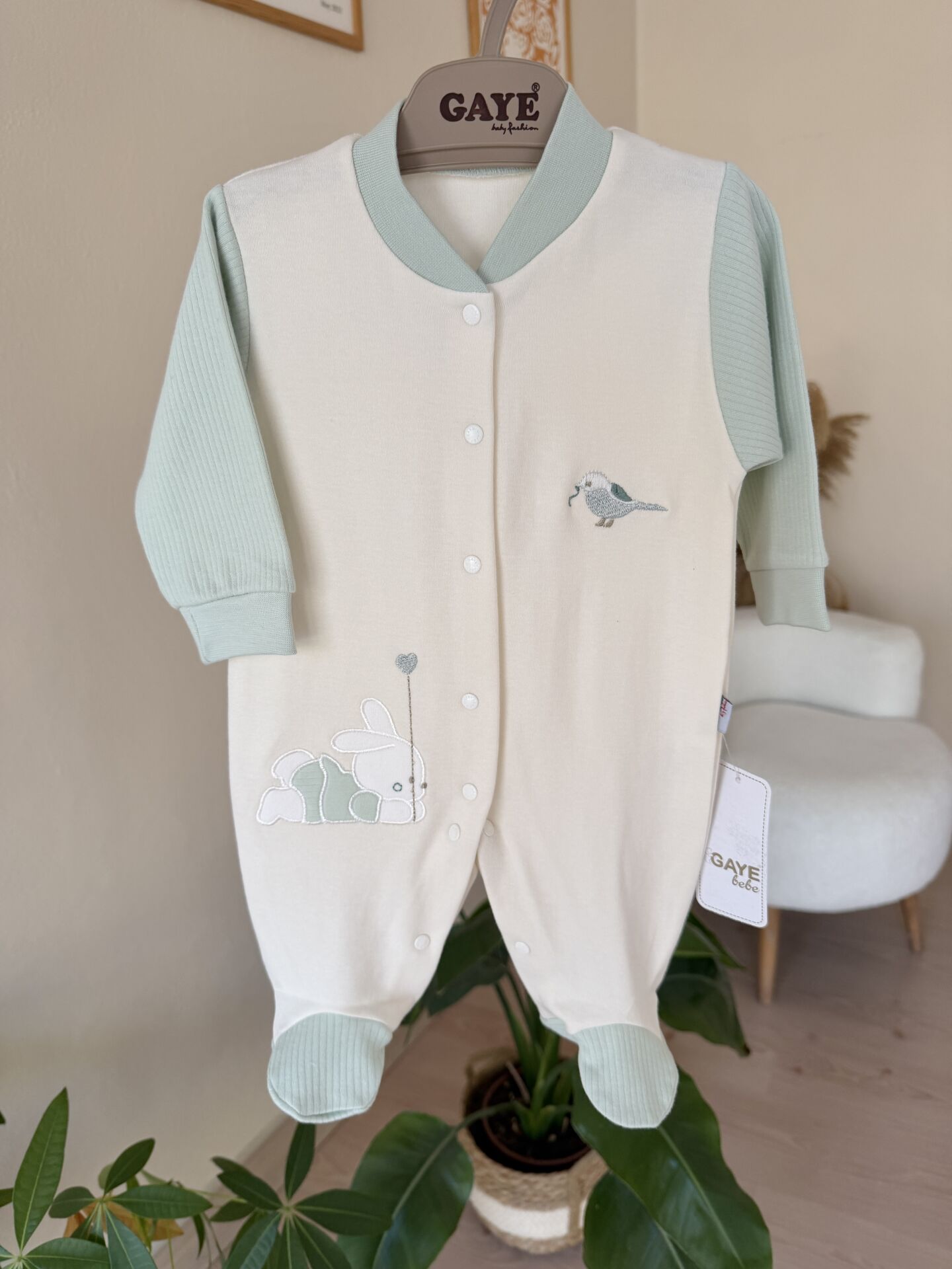 Yeşil tavşan kuş tulum