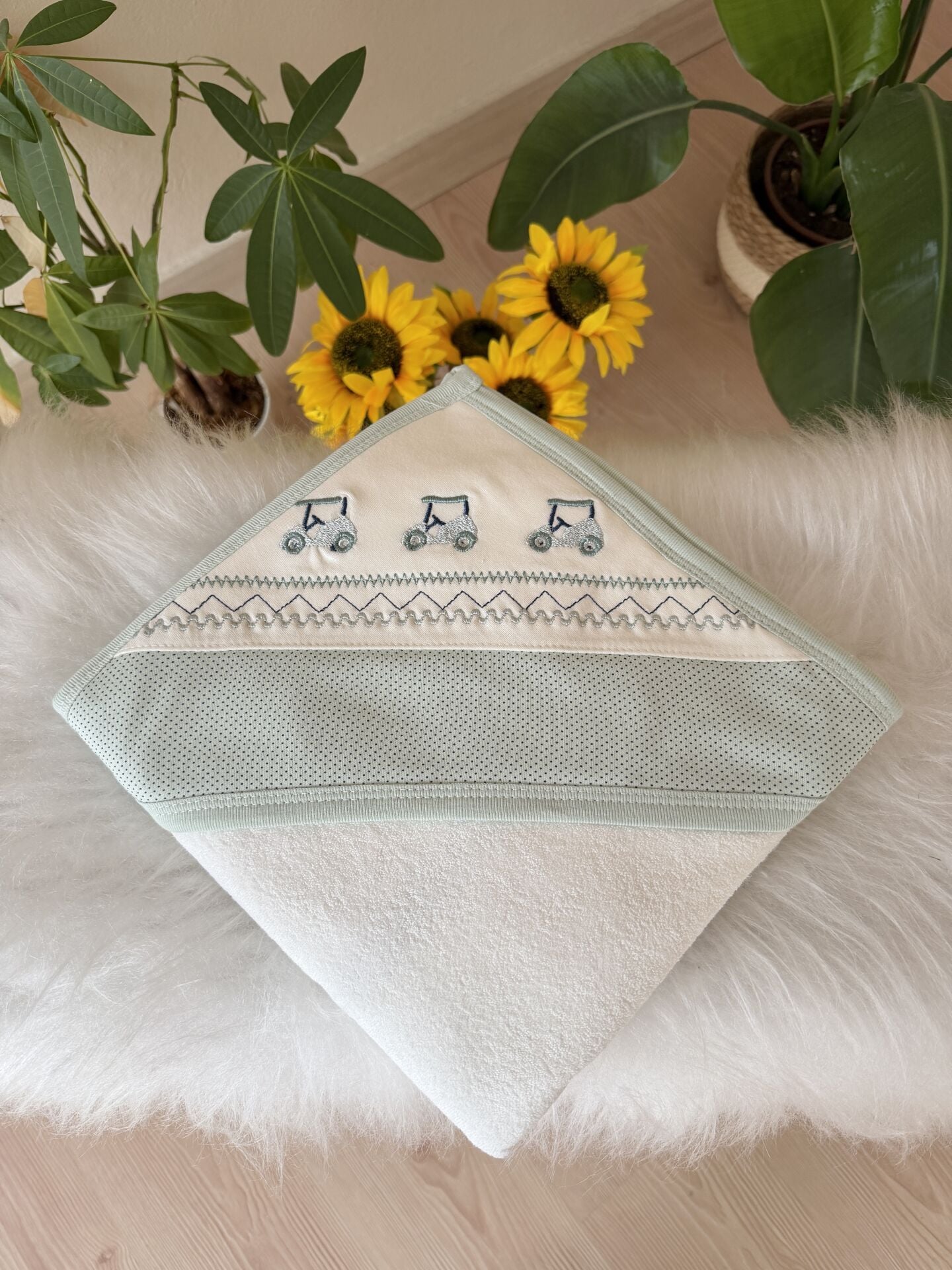 Premium yeşil traktörlü havlu