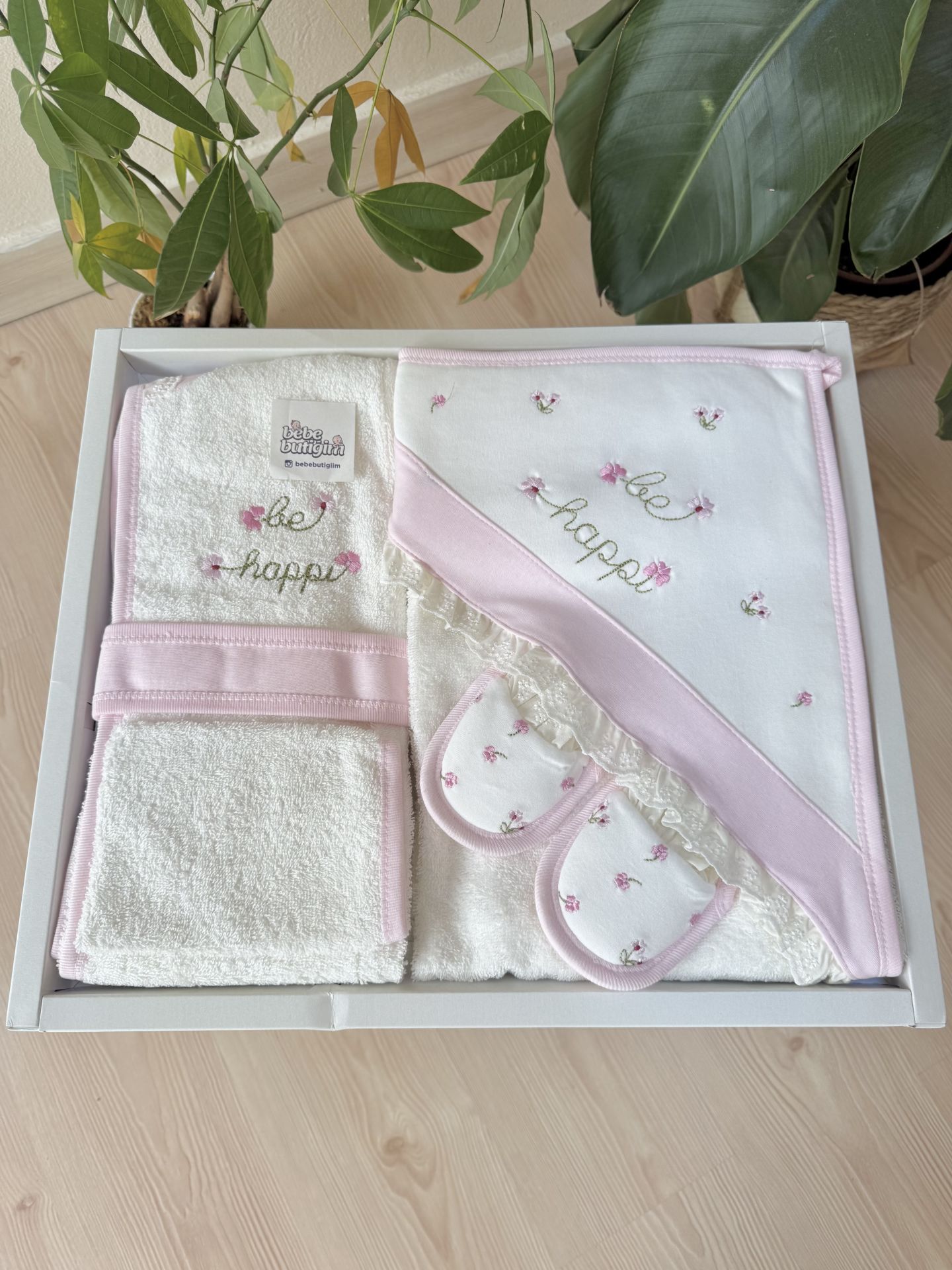 Pembe çiçekli 4 parça banyo seti