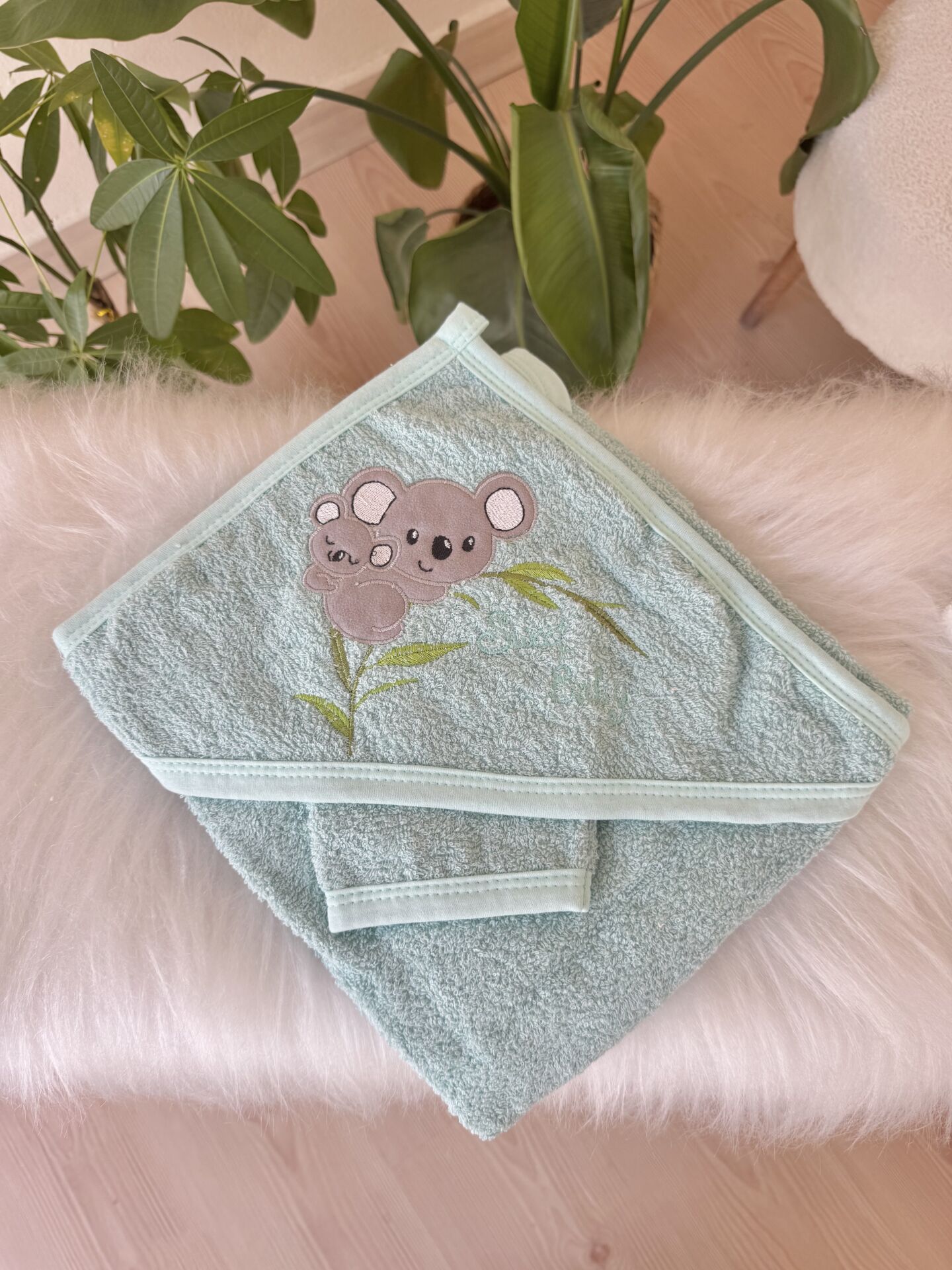 Yeşil koala havlu ve banyo kesesi