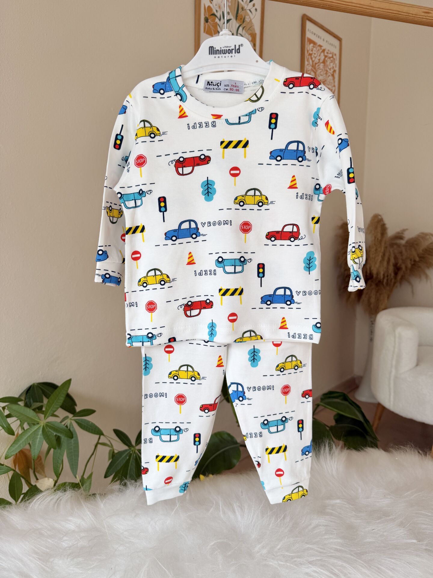 Renkli arabalar pijama takımı