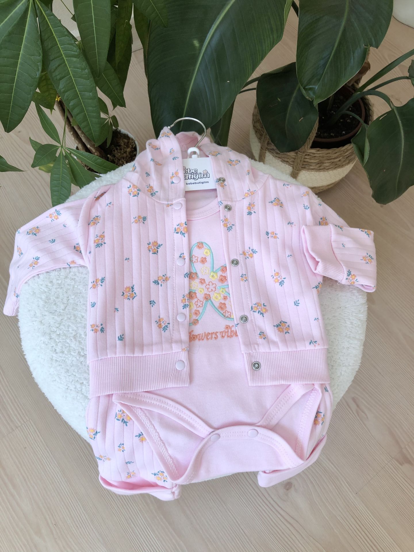 Pembe çiçekli 3’lü hırkalı takım