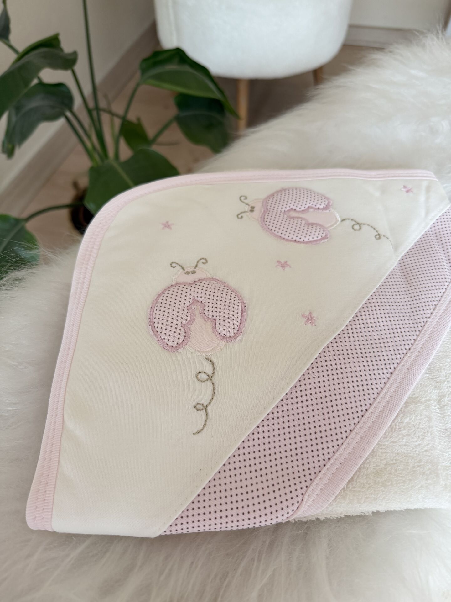 Pembe uğur böcekli havlu