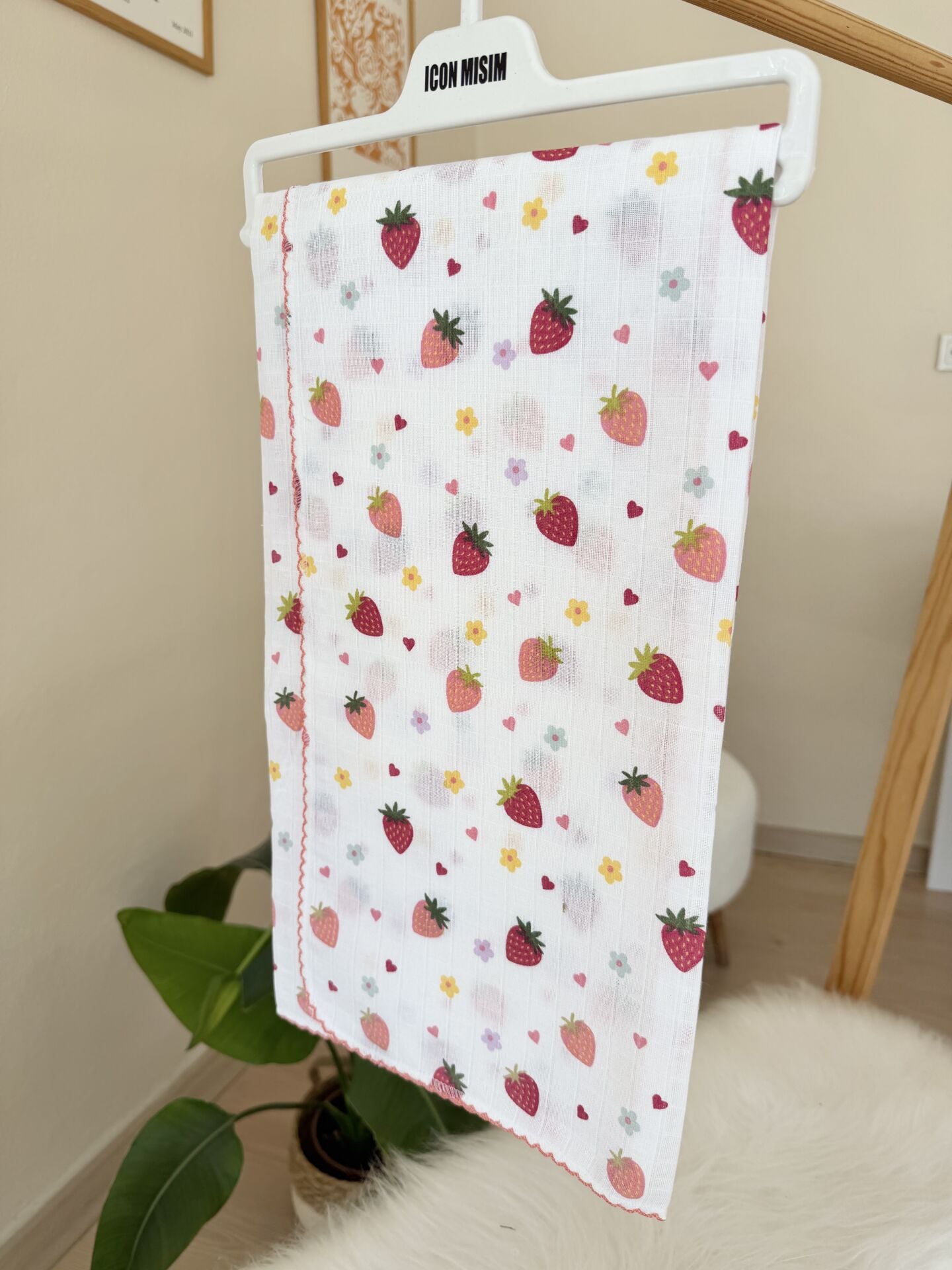 Çilekli müslin battaniye