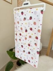 Çilekli müslin battaniye