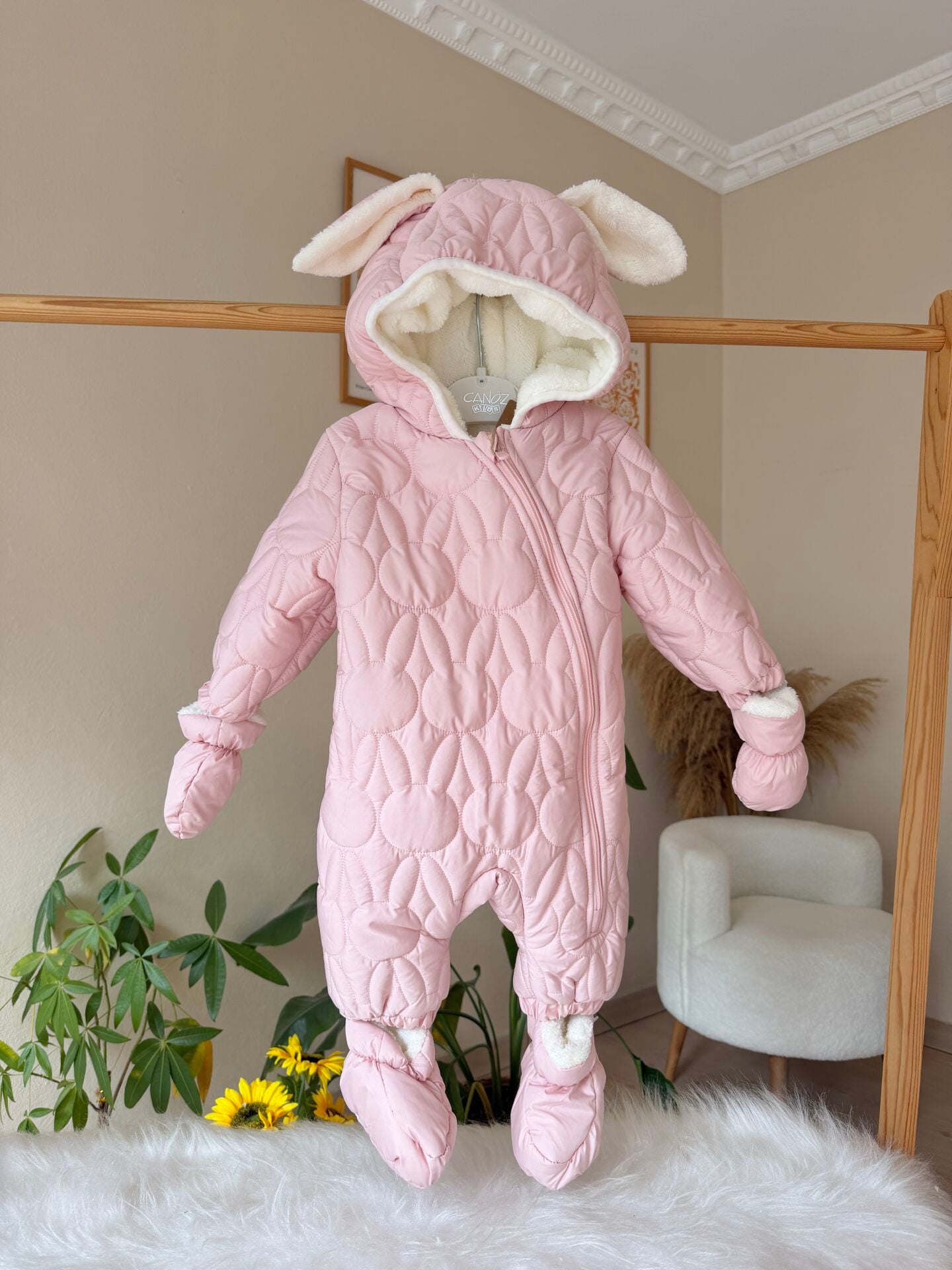 Premium pembe tavşanlı kozmonot