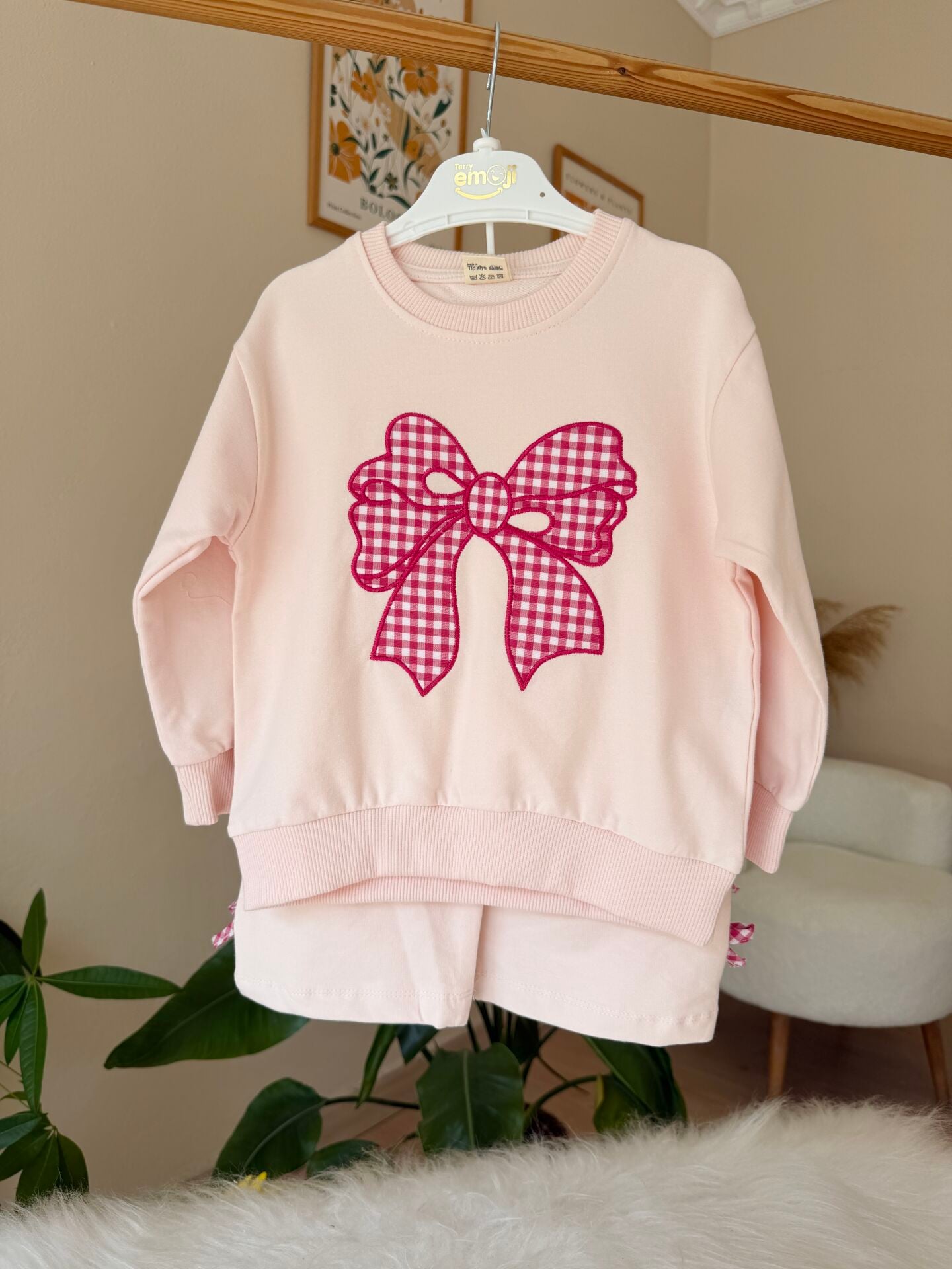 Pembe fiyonklu takım