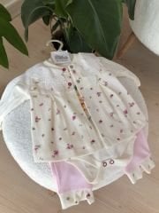 Pembe yaka detaylı 3’lü hırkalı takım