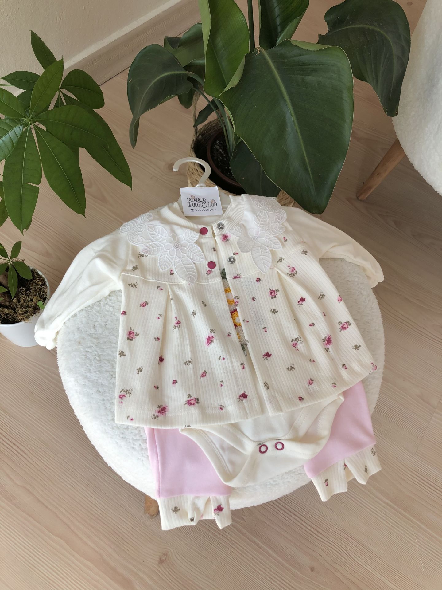 Pembe yaka detaylı 3’lü hırkalı takım