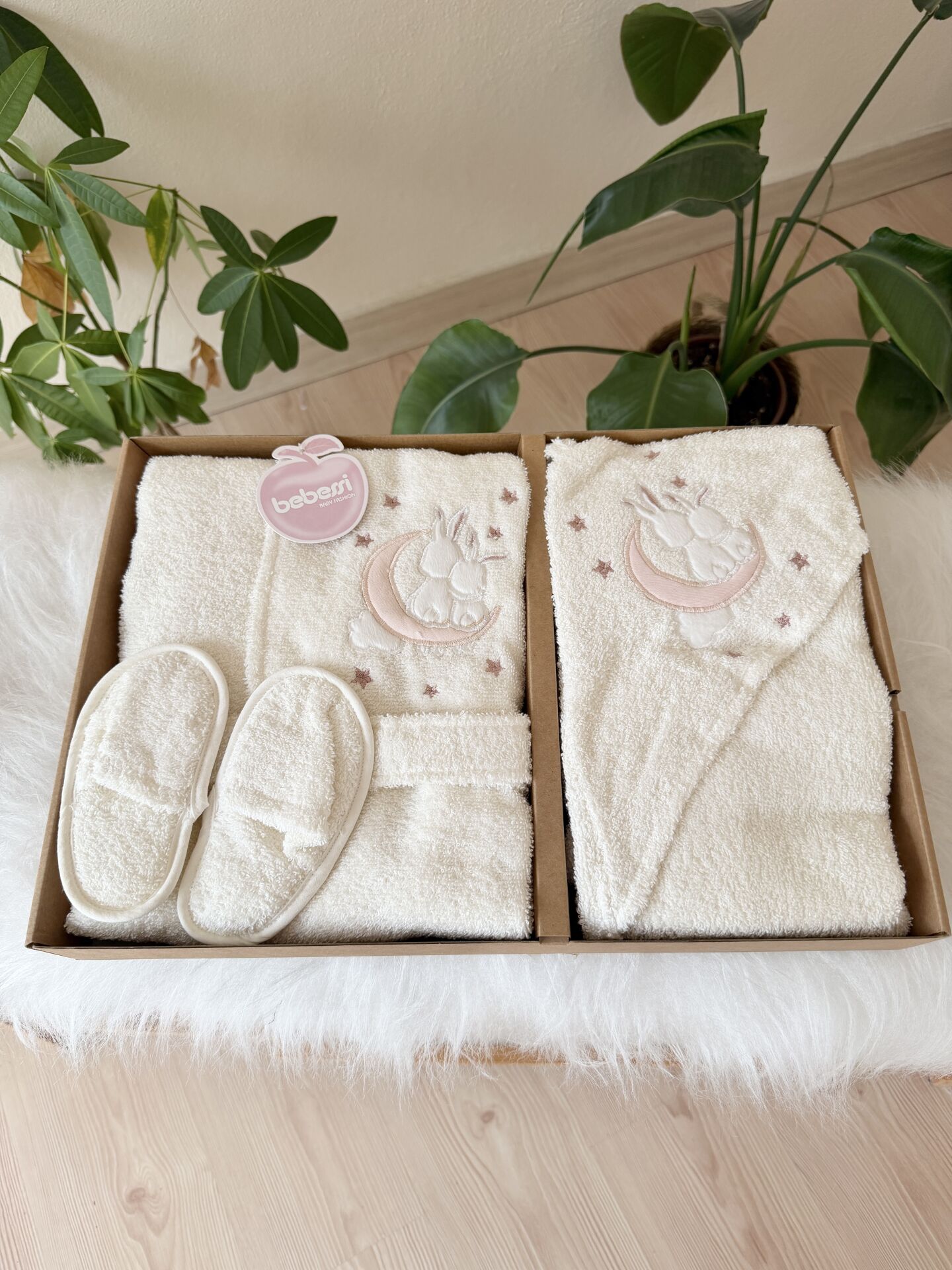 Aydaki tavşan banyo set