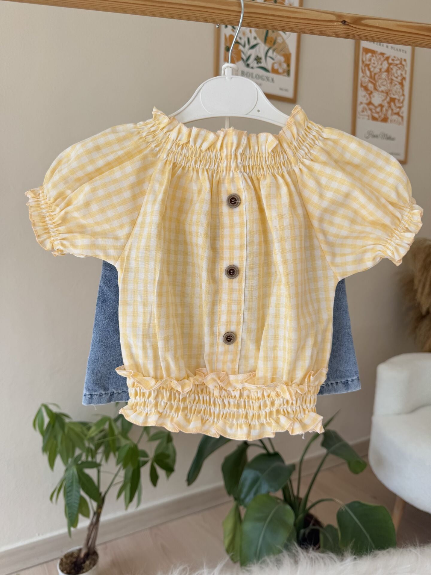 Sarı kareli gömlekli kot şortlu takım