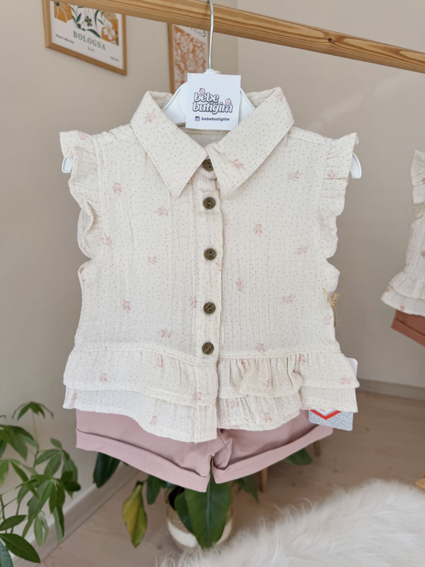 Pembe fırfırlı müslin gömlekli şortlu takım