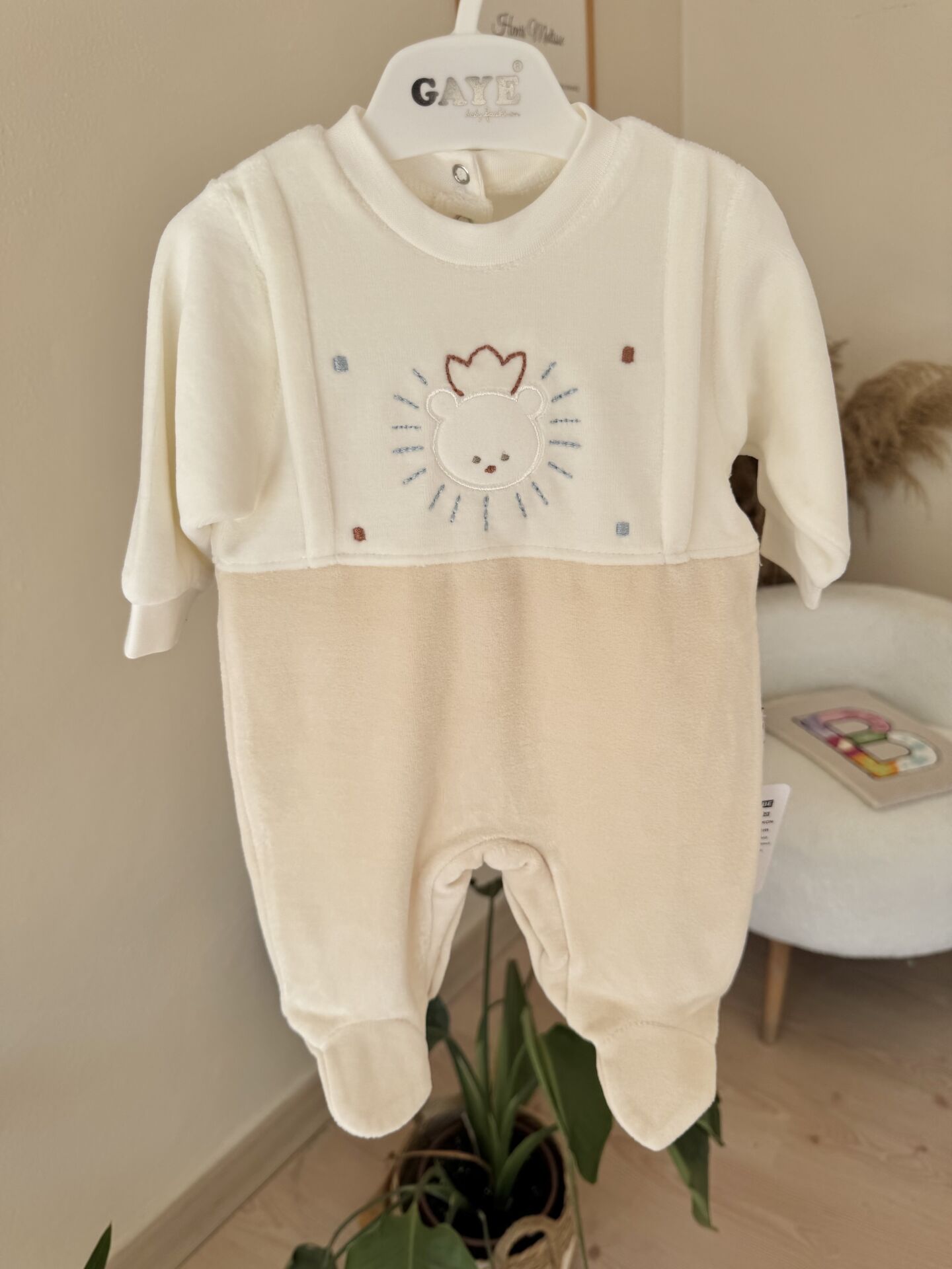 Bej ayıcıklı kadife tulum