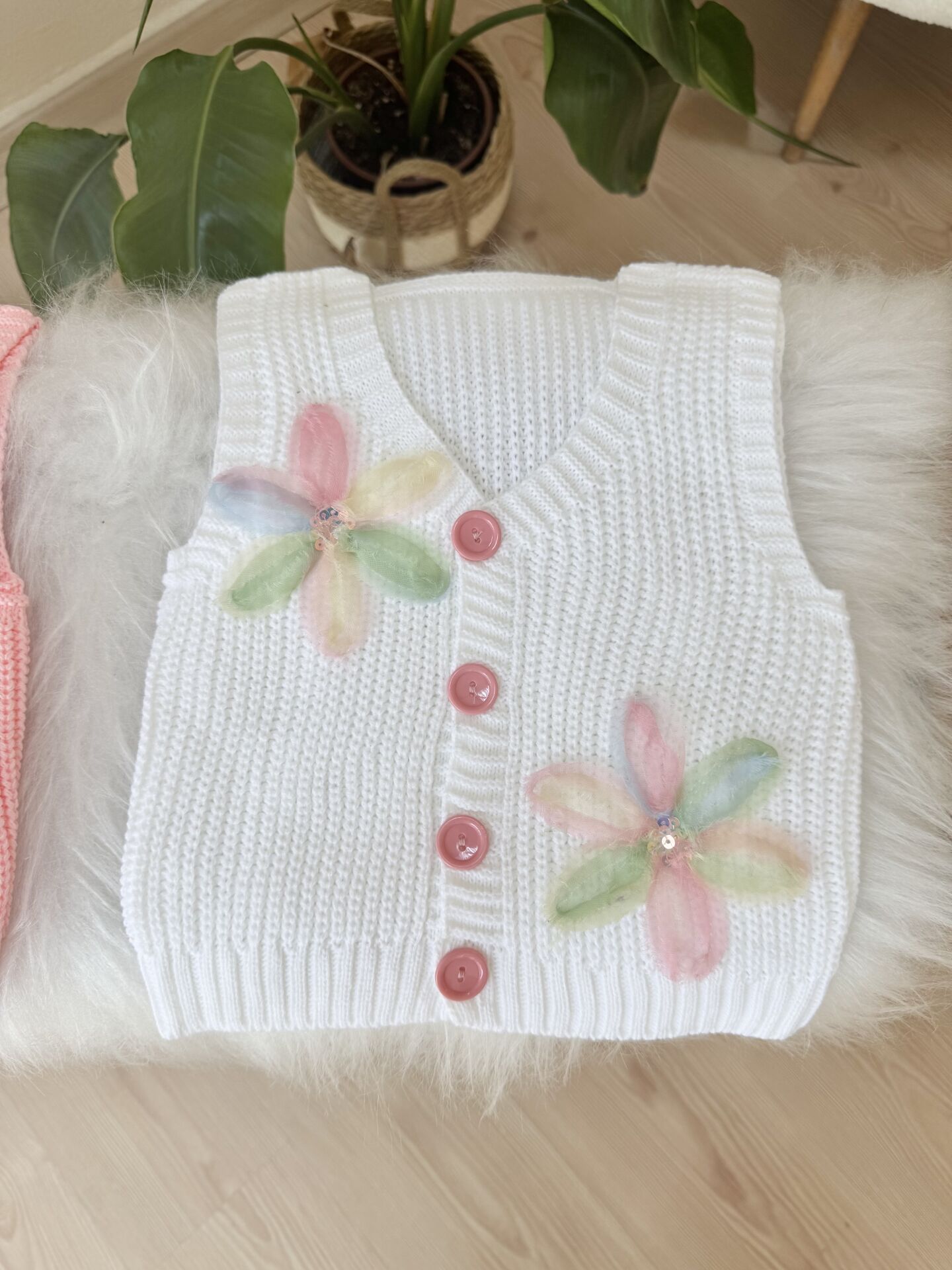 Ekru çiçekli triko yelek