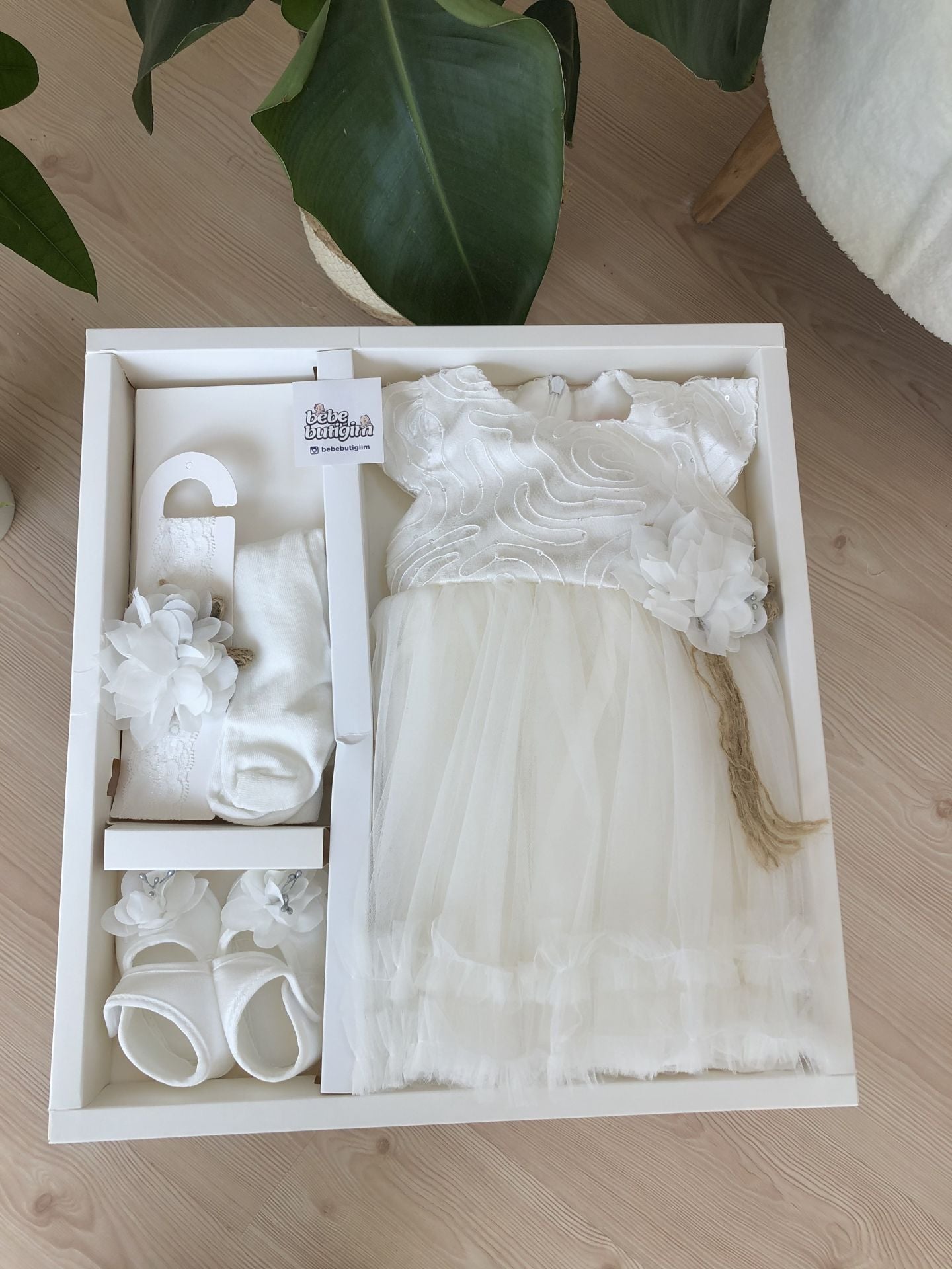 Tasarım kuyruklu elbiseli set