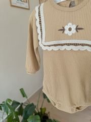 Çiçek nakışlı romper (çorap ve bandanalı )