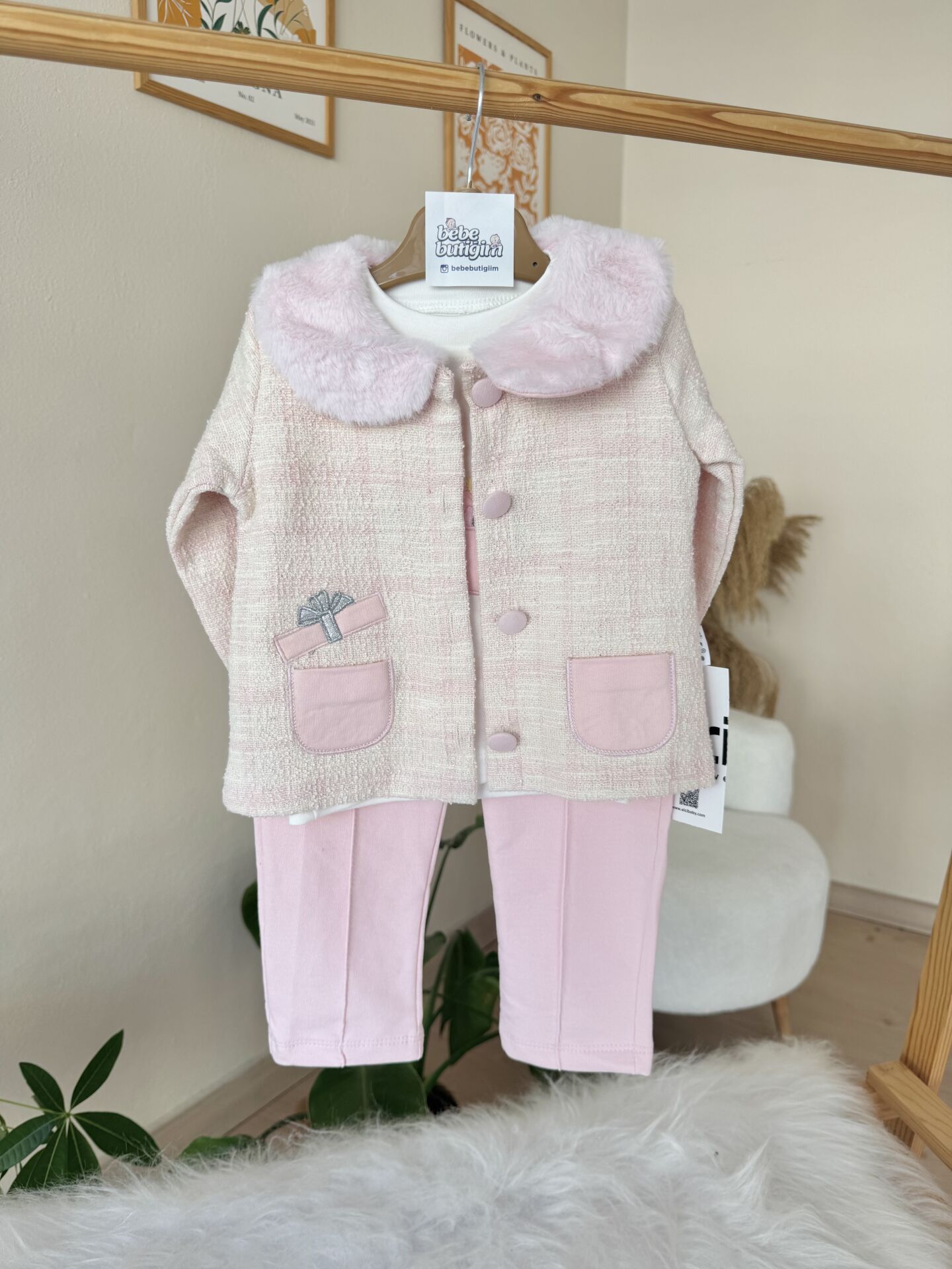 Pembe yakası kürklü 3’lü ceketli takım