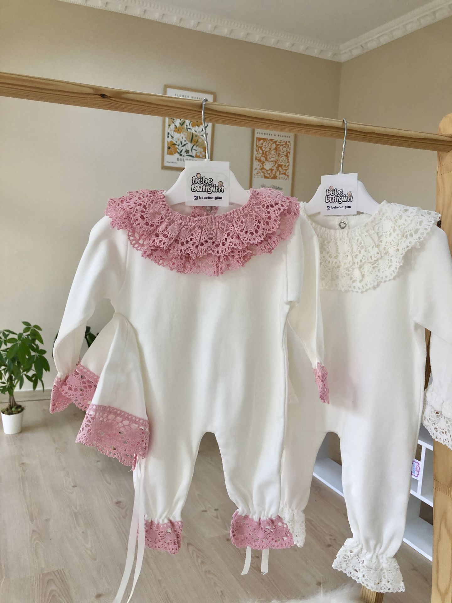 Tasarım pembe güpürlü tulum ve bere