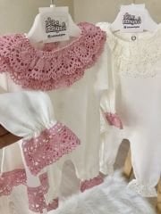 Tasarım pembe güpürlü tulum ve bere