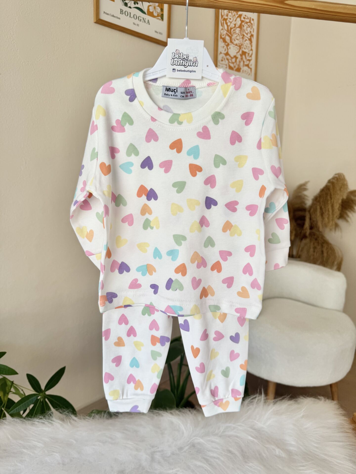 Renkli kalpler pijama takımı
